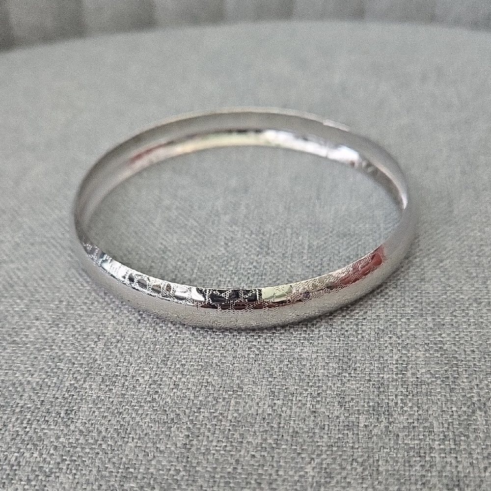 A Classic Silver Bangle Bracelet, NWT